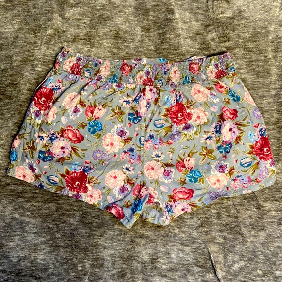 Forever21 Stretch waist with pockets woman’s size large shorts. EUC ❤️ - Picture 6 of 6